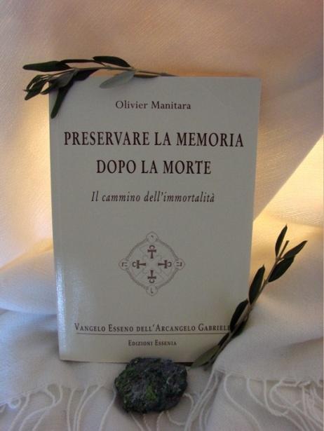 Questo libro è nato nella tradizione dell'intelligenza di luce che si è manifestata sulla terra con la nascita di Peter Deunov nel 1864, che ha operato attraverso Sint Yves d'alveydre, Rudolf Stainer