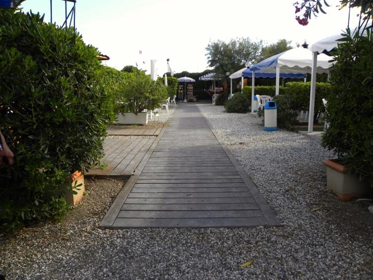 ARRIVO ALLA STRUTTURA Marina di Carrara, è una moderna e attrezzata località balneare situata nella provincia di Massa Carrara con una lunga spiaggia di sabbia fine.