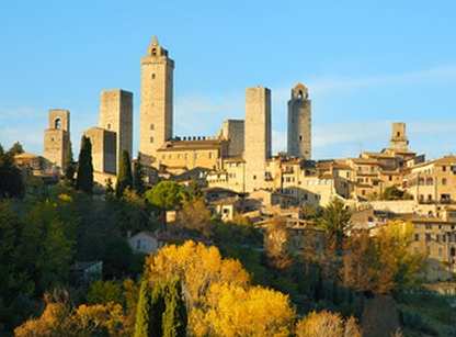 In Viaggio sulla Francigena da San Gimignano a Monteriggioni Programma della gita Due giorni a piedi lungo un tratto della Via Francigena, via storica di pellegrinaggio da Roma a Canterbury.