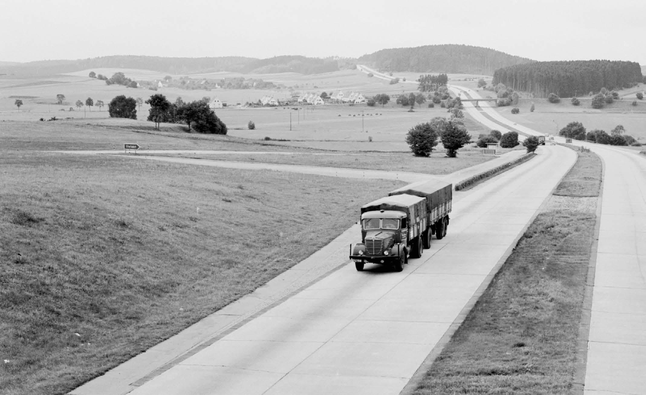 STORIA I nostri camion sono in viaggio dal 1972, anno in cui Raimund Oberhofer fondò la sua piccola azienda, affidabile e attenta a soddisfare le esigenze dei clienti.