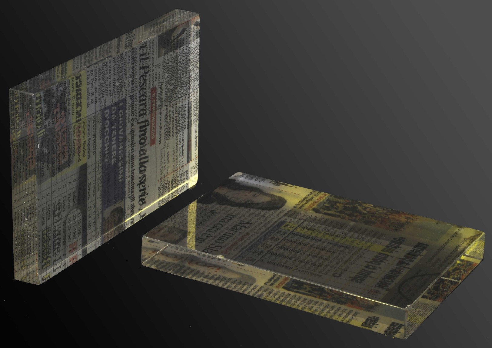 Flying Newspapers Lastre e blocchi con inglobati in sospensione fogli di giornale (quotidiani) e massa in tinta trasparente.
