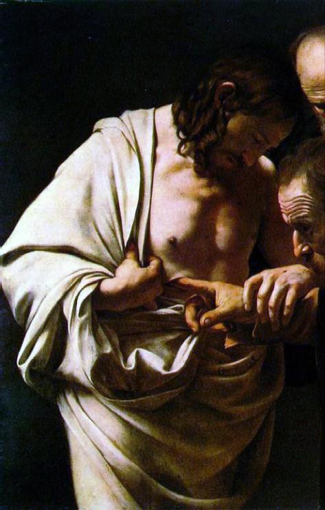 Gesù, reclinando il capo, come sulla croce, con la mano destra delicatamente scosta il sudario/mantello, mostrando la ferita sul costato ancora aperta.