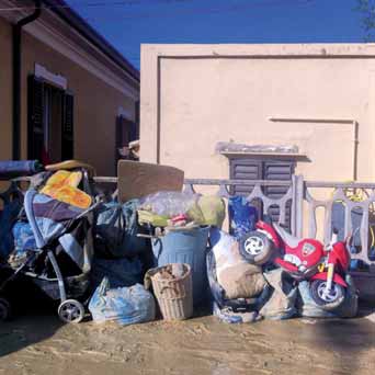 PRIMO PIANO Un mezzo anfibio dei Vigili del Fuoco in azione micilio, e dell assistenza.