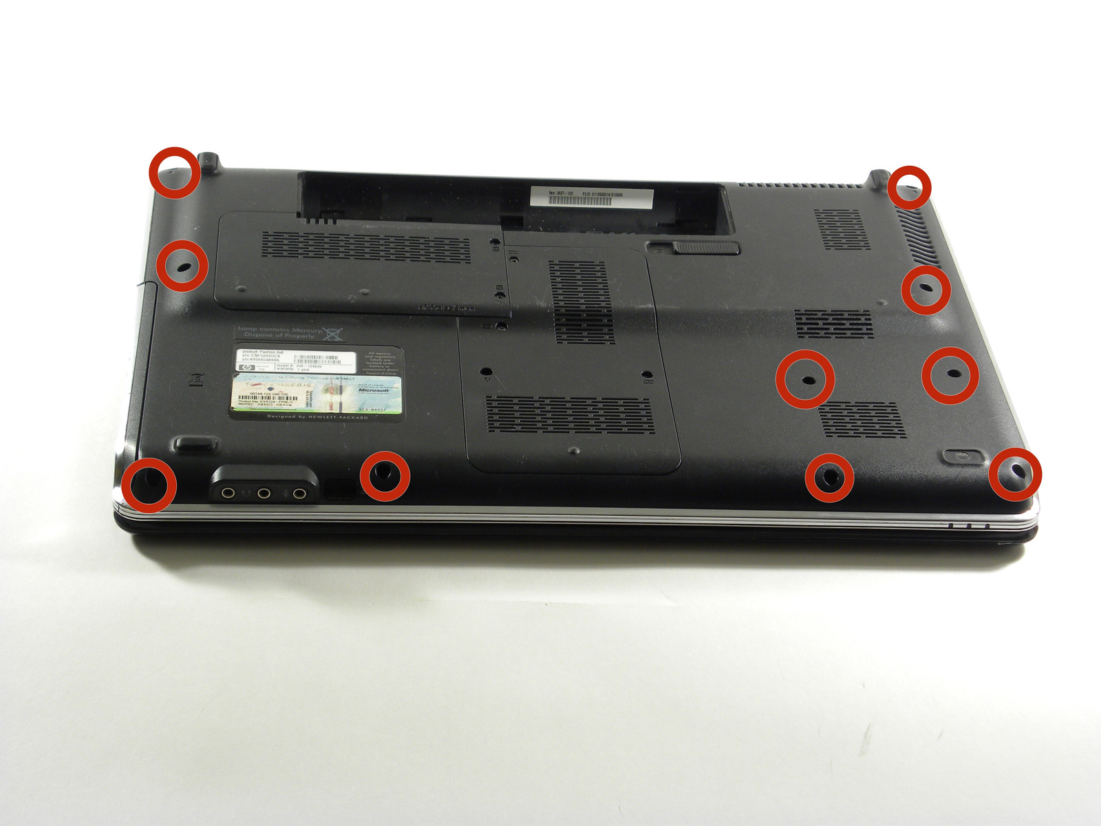 Passo 3 Rimuovere le quattro viti dall'alloggiamento della batteria, utilizzando il cacciavite a croce # 00. Le viti sono lunghi 4 mm e le teste sono larghezza di 4 mm.