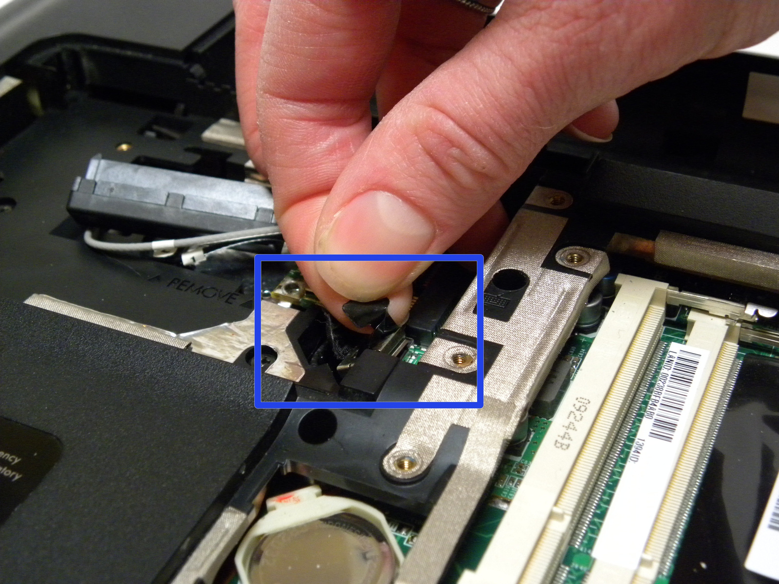 Passo 11 Rimuovere la vite d'argento singolo dal modulo WLAN, ed estrarre il modulo dalla fessura con un angolazione di 45 gradi.