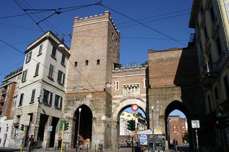 Porta Ticinese, Milano 1861-65 lavori di liberazione (demolizione degli edifici circostanti) rimozione dell intonaco al fine di iscoprire lo stato dell antico paramento murale tracce di finestre e