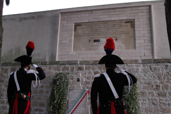 La Tomba di Domenico Turitto Quindi l'ultima tappa, dinanzi alla tomba del soldato Lucarelli "il primo eroe del nostro paesello", ha fatto scrivere la Fondazione sulla lapide che ne ricorda la