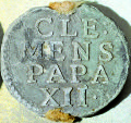 1336 1337 1336 CLEMENTE XI (1700-1721)- Famiglia Albani - BOLLA PLUMBEA D/Nel campo la scritta + =CLE=MENS=PAPA=XI R/I volti dei due Apostoli con in mezzo la croce, in alto SPA = S.