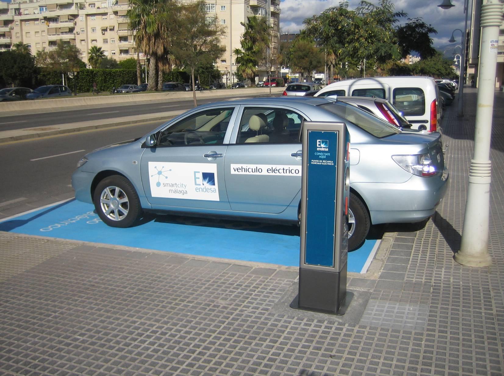 La mobilità elettrica Messa in esercizio di una piccola flotta di veicoli elettrici per gestire il carico in modo intelligente, usando