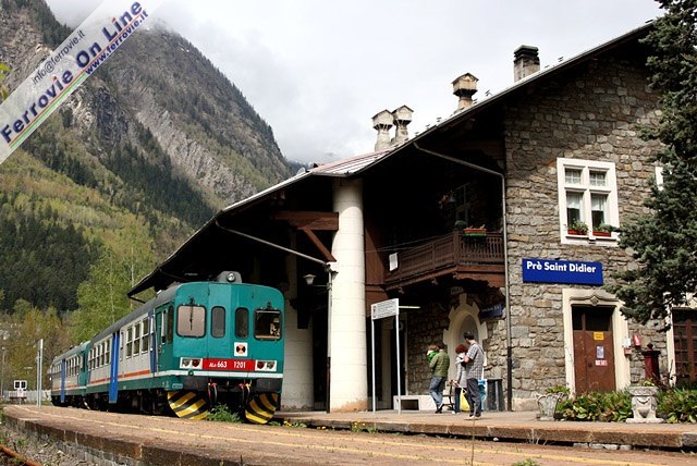 Aosta, collegata tramite la Chivasso - Ivrea - Aosta alla direttrice Torino - Milano, è anche origine della breve linea per Pré-Saint-Didier: lunga circa 31 km e a trazione Diesel, è esercita a spola