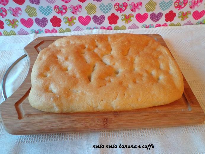 Pan focaccia Ingredienti per il pan focaccia: 150gr di farina 0 100gr di farina 00 50gr di semola di grano duro 15gr di lievito 155gr di acqua un cucchiaino di zucchero mezzo cucchiaino di sale 2