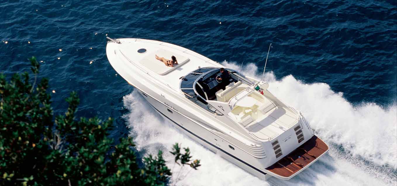 Sarnico 45 Style has neither time nor size and it always fascinates, anywhere, anybody. You ll never be uninteresting. You can run, the hull is fast, agile, soft, as you have never experienced.