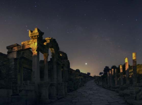 Prime osservazioni Uno degli oggetti più luminosi del cielo notturno, Giove è stato osservato fin dai tempi più antichi ed è stato associato alle credenze religiose e mitologiche di molte civiltà.