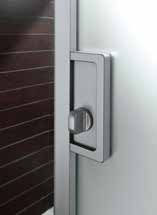 Unika 94 95 SCORREVOLE HIDEAWAY DOOR UNIKA_ ALLUMINIO / VETRO Una porta doppia e una singola, entrambe con stipiti e telaio in finitura alluminio.
