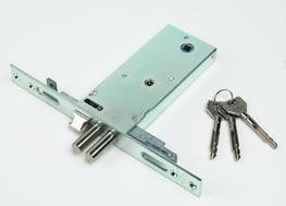 TRIPLA SPILLO Serratura da fascia a punti di chiusura Midrail lock or locking points with cross key Funzioni: scrocco/rullo regolabile con catenaccio, solo catenaccio Catenaccio a pistoni a mandate o