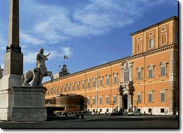 Il palazzo del Quirinale fu costruito sull omonimo colle per volere di papa Gregorio XIII che desiderava una residenza estiva più comoda, ariosa e moderna del Vaticano. I lavori iniziarono nel 1583.