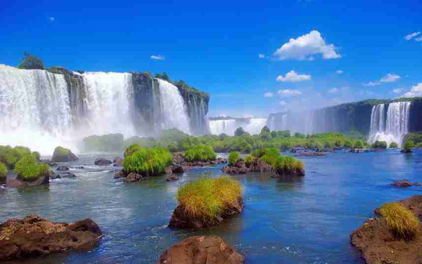 BRASILE Rio de Janerio, Le cascate Iguazù, Foresta amazzonica e Salvador de Bahia Dal 13 al 23 Aprile 2017 (11 giorni / 8 notti) Volo di linea + Pullman privato locale Un viaggio in Brasile è molto