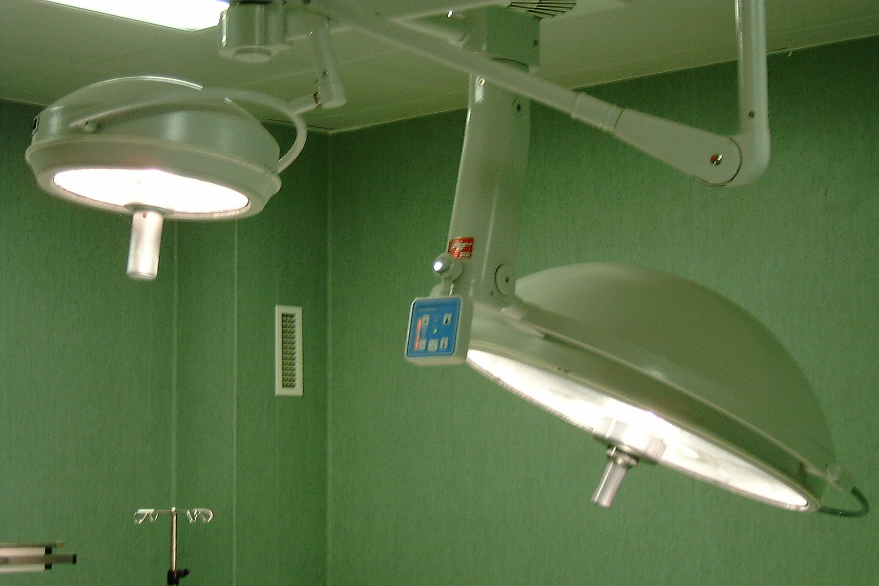 PROGETTAZIONE ILLUMINOTECNICA. Illuminazione del tavolo operatorio: deve essere in grado di fornire un adeguato livello di illuminazione sull area in cui il chirurgo opera.