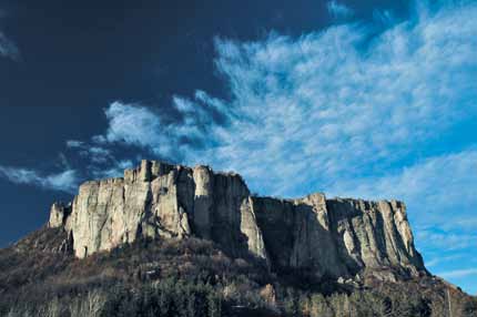 I calanchi dell Abbadessa, nelle Argille Scagliose, sono tra i più spettacolari dell intera regione, tanto da comparire nella denominazione del parco regionale che tutela gli importanti affioramenti