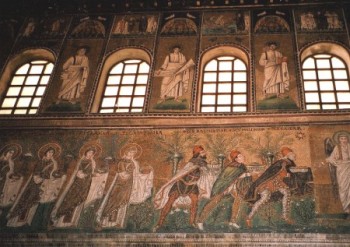 Sotto a questi due mosaici al quale sono contrapposti due cortei: uno formato da 22 vergini con vesti ricamate, che si conclude con l adorazione dei magi, l altro composto da martiri, al cui capo c è