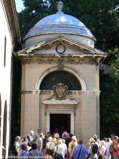 La tomba di Dante A Ravenna è sepolto il grande poeta Dante Alighieri, morto in questa città il 14 settembre 1321.