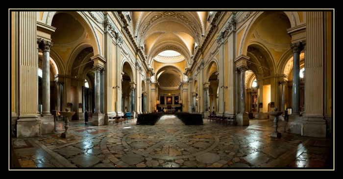 Il Duomo di Ravenna La prima cattedrale di Ravenna venne costruita all inizio del V secolo ed era dedicata alla resurrezione del Signore. Nel 1733 venne demolita per poi essere ricostruita nel 1743.