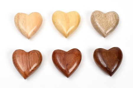 Cuore bombato Wooden Heart 3,80 Eleganti e naturali, questi cuori intagliati a mano in sei diversi tipi di legno parlano di calore, amore, amicizia, rispetto per le persone e per l ambiente.