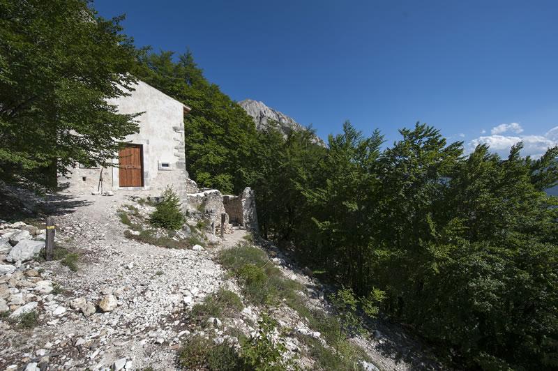 ( Foto di repertorio di ragazzi che erano soliti visitare la chiesetta : Di Fiore Eliodoro e Nico, Dario e Luigi, figli della contessa Maggi ) L'ambiente abitativo sulla destra, tuttora diroccato,