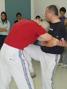 Terminato l allenamento con i calci, vediamo alcune tecniche di liberazione da presa al collo.