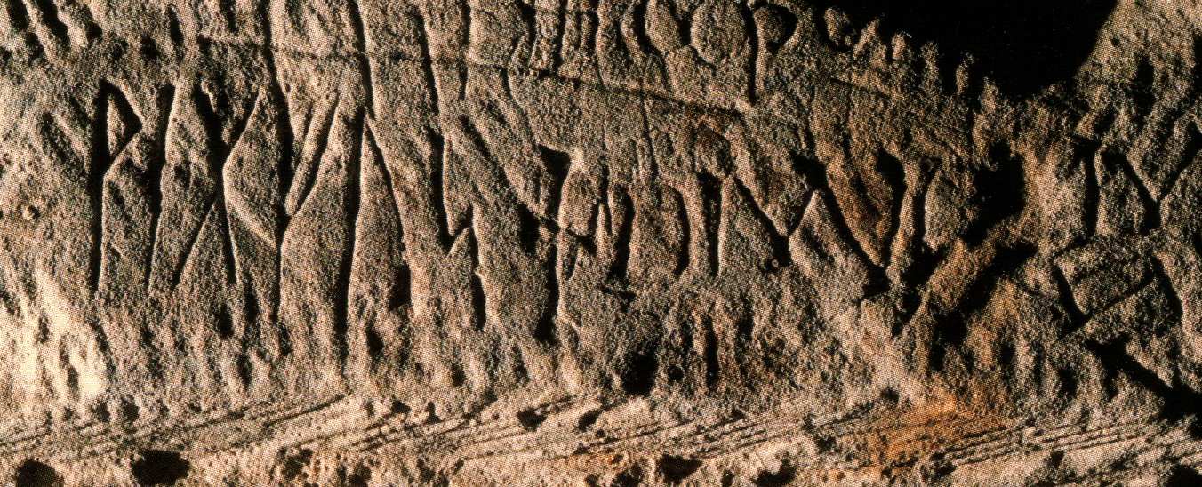 Testimonianze di molti pellegrinaggi medievali sono i numerosi graffiti e iscrizioni che sono stati trovati lungo le pareti dell antico santuario altomedievale.