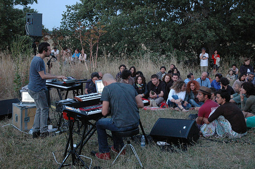 Due i concerti all aurora: sabato 20 giugno (ore 5.15) appuntamento sulla Rocca del Garagnone di Poggiorsini con Mosaici e barene d i Alessandro e Roberto Tombesi.