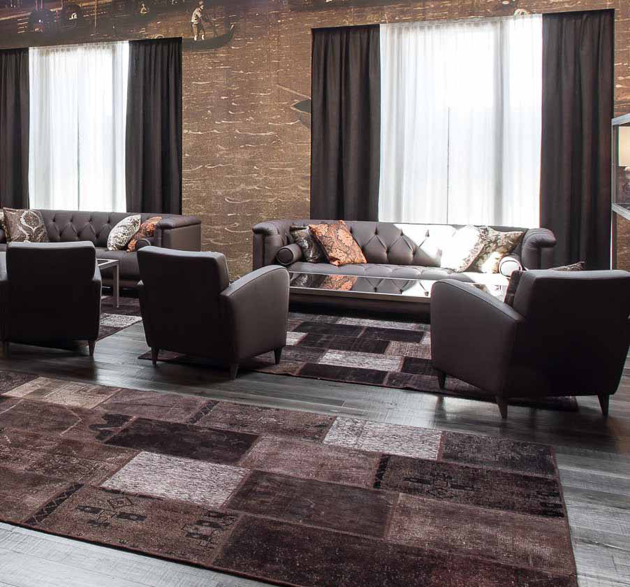 Vintage is the last collection with which Sartori brings back to new life old carpets. The story that these carpets tell us is that these pieces are going through a renaissance.