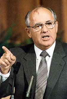 La dissoluzione dell URSS Perestrojka= ristrutturazione Glasnost= trasparenza Nel 1985 viene eletto segretario del Partito comunista dell URSS Michail Gorbaciov: rapporti con gli USA migliorano ( -