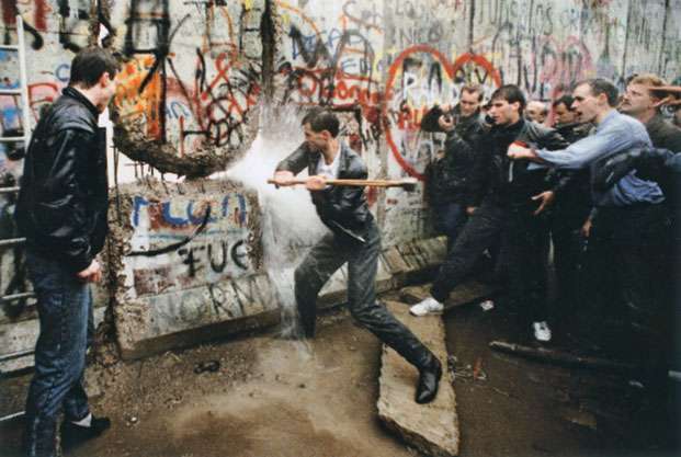 Il crollo del muro di Berlino Il 9 novembre 1989, dopo diverse settimane di disordini pubblici, il Governo della Germania Est annunciò che le visite in Germania e Berlino Ovest sarebbero state