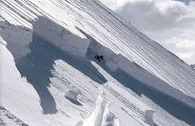 (combinazione di ghiaccio e aria) Valanga: massa di neve che si mette in moto, in modo istantaneo, a seguito