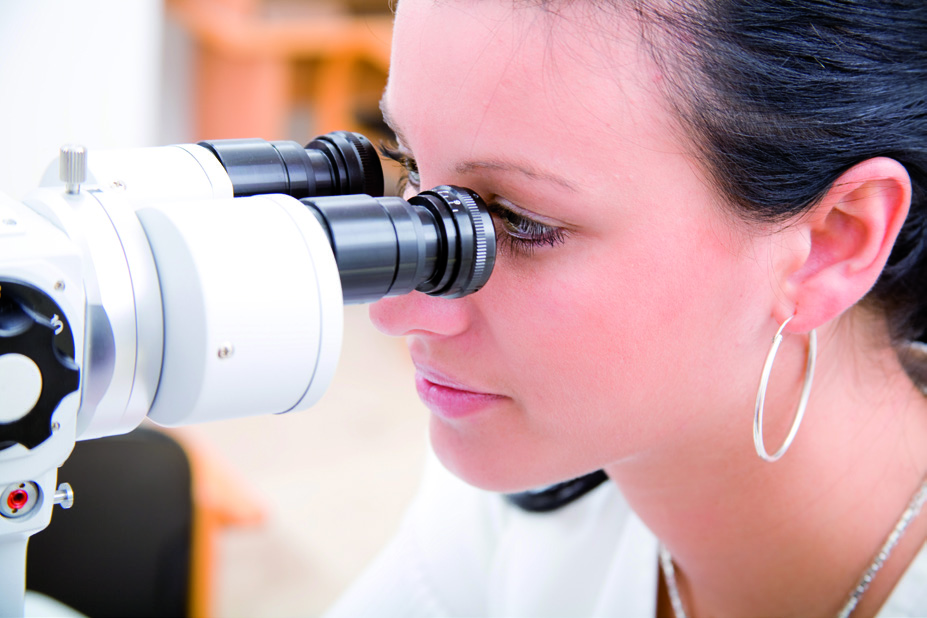 L approccio terapeutico in Patologie retiniche e Angiografia OCT La diagnosi delle patologie retiniche avviene durante una visita oculistica completa e si avvale di tre esami strumentali specifici: