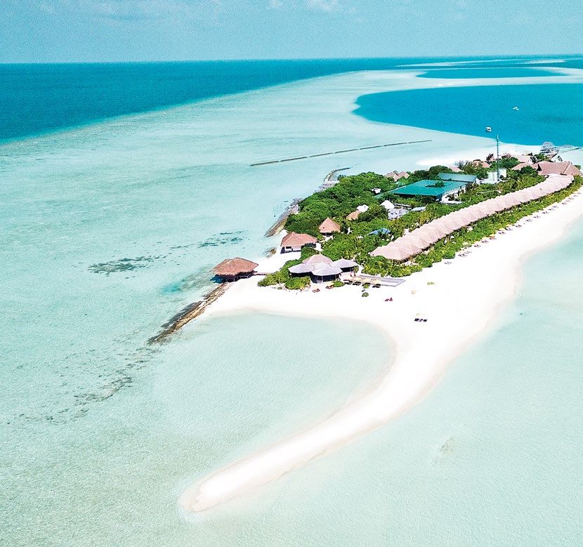 MaldiveAtollo di Baa Ti compare all orizzonte, piccola macchia verde, e piano piano prende forma.