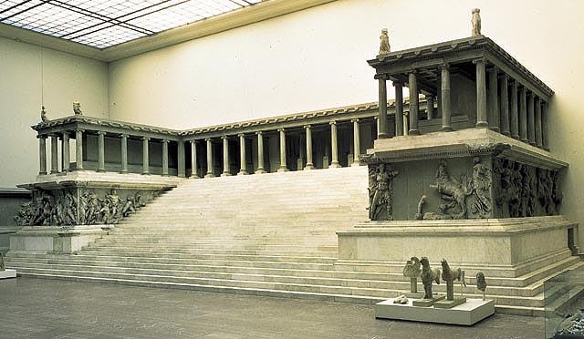 L altare di Pergamo Parte dell altare oggi è conservata a Berlino al Pergamonmuseum, scelta che fa e ha fatto discutere storici e critici dell arte.