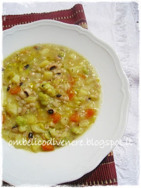 ZUPPA D ORZO E VERDURE per 2-3 persone 4 fette sottili di bacon 1 piccola cipolla 1 carota grande 1 gambo di sedano 1/2 porro 1 patata media broccolo romanesco 2 cucchiai di orzo 2 cucchiai di