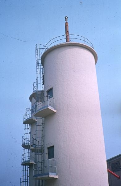 Sili verticali o a torre Cosi chiamati per la forma in genere cilindrica con sviluppo in altezza della loro massima dimensione.