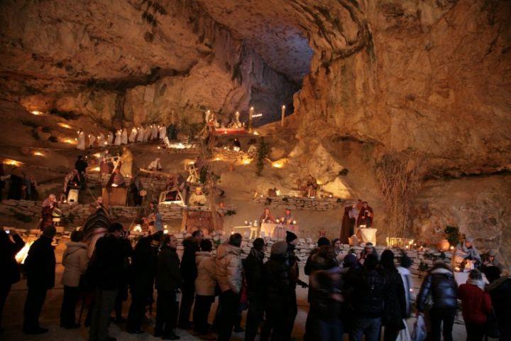 Sicuramente meritano di essere visitate le famose Grotte di Frasassi, distanti circa 20 minuti di macchina dalla nostra struttura.