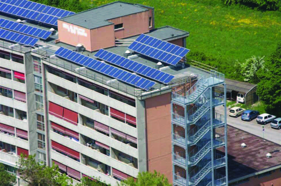 Figura 5 - Esempio di installazione non idonea alla classificazione dell impianto fotovoltaico nella categoria su edifici Motivazione: l elemento perimetrale non può essere considerato balaustra e la