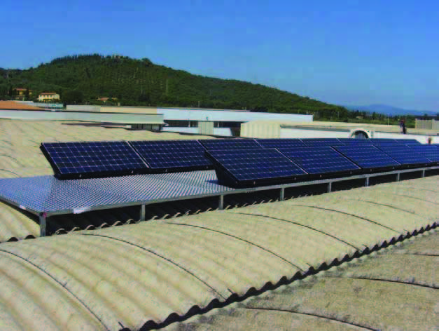 Figura 15 - Esempio di installazione non idonea alla classificazione dell impianto fotovoltaico nella categoria su edifici Motivazione: l inclinazione dei moduli fotovoltaici rispetto al piano