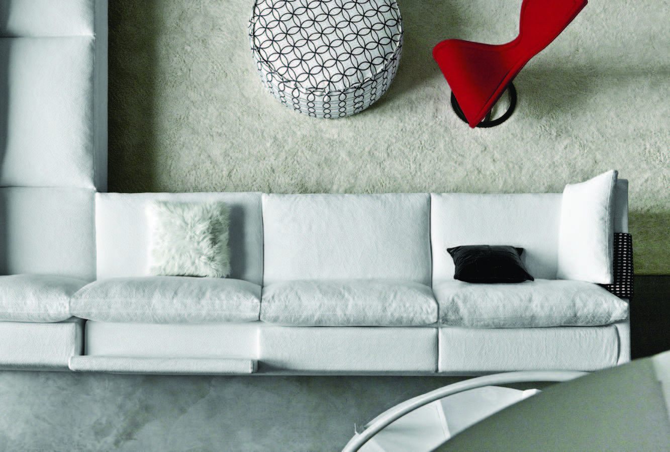 Il divano Reef è una composizione di volumi ampi e sottili che suscitano una sensazione di dinamismo e leggerezza.