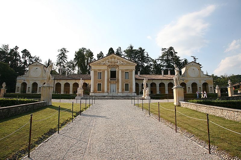 Villa Badoer E l unica villa palladiana che si trova nel territorio polesano, precisamente a Fratta Polesine.