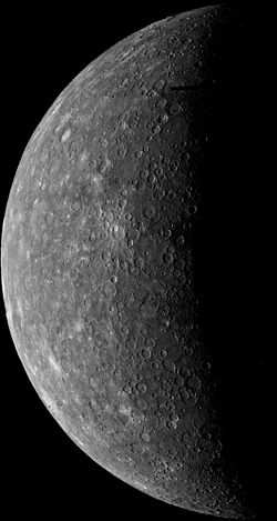 Mercurio Distanza media dal Sole: 57,9 Milioni di Km = 0.387 U.A. Massa (Terra 1):0,055 = 3,302 10 23 kg Volume (Terra 1): 0.