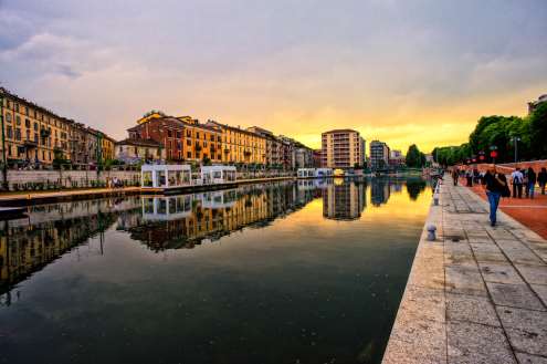 Darsena Qualche anno dopo la metà del XIII secolo, quando il Naviglio Grande raggiunse la città di Milano partendo da Torna Vento e passando per Abbiategrasso e Gaggiano, si ha notizia di un laghetto