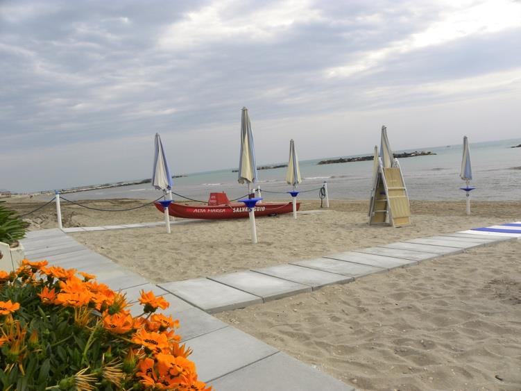 La spiaggia dello Chalet Alta Marea, sul Lungomare di Cupra Marittima è priva di barriere architettoniche e ben attrezzata con ombrelloni, lettini, doccia calda e fredda, deposito giochi, bagni