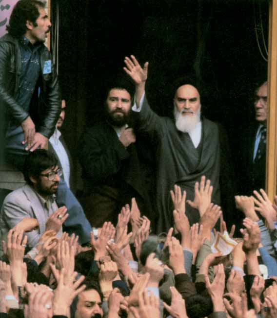 Lo Stato islamico di Khomeini Il 16 gennaio 1979, dopo che una lunga serie di imponenti manifestazioni di piazza (spesso represse con la forza dalla polizia) avevano mostrato che il potere dello shah