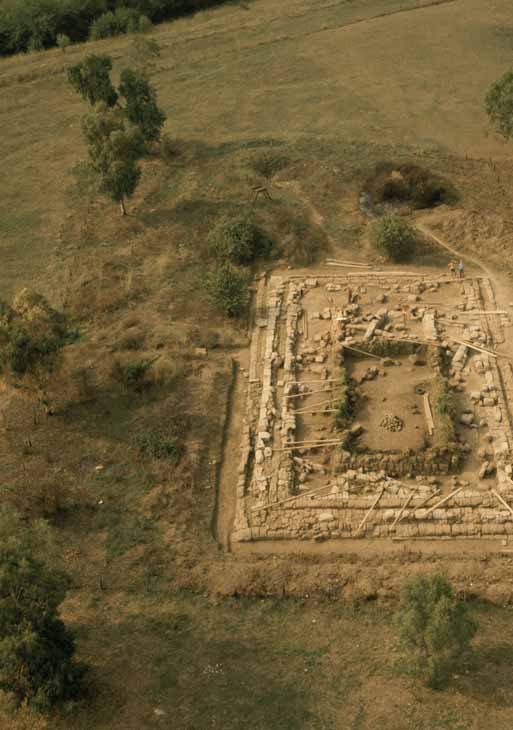 NON SOLO VINO L ARCHEOLOGIA Accanto alla viticoltura, l azienda segue da tempo il Progetto archeologico di Satricum, in collaborazione con l Università di Amsterdam ed i Comuni di Latina, Aprilia e